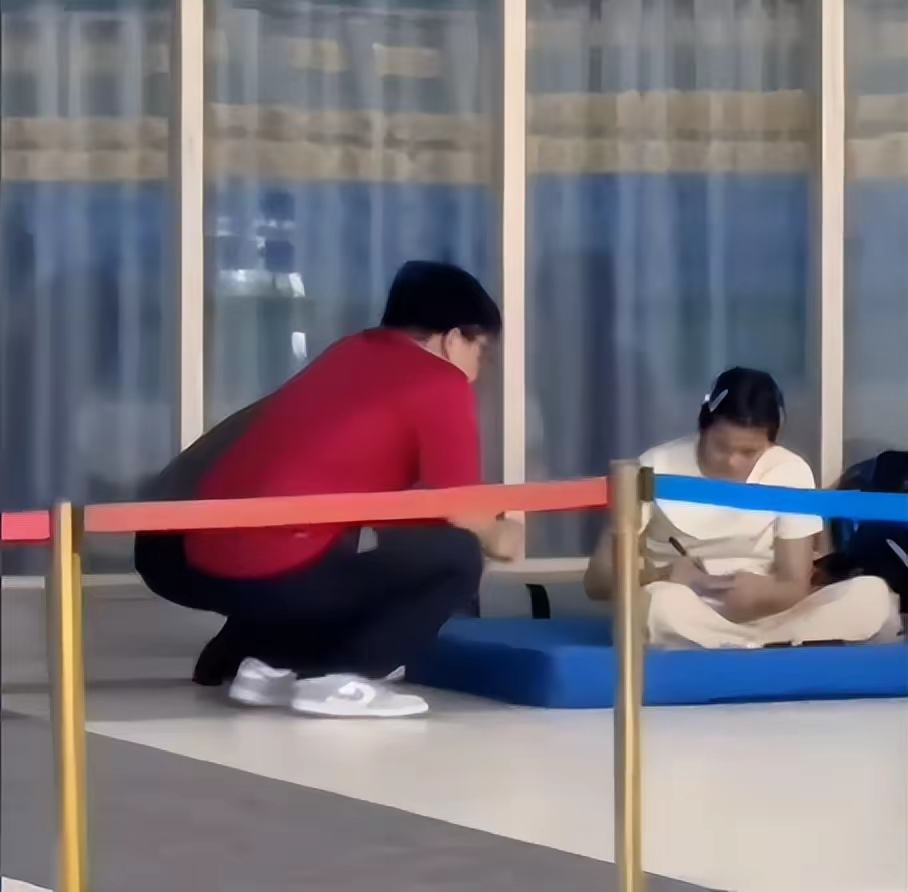 爱游戏网页 JackeyLove重返赛场，险胜首场状态出色，中国队观众沸腾！