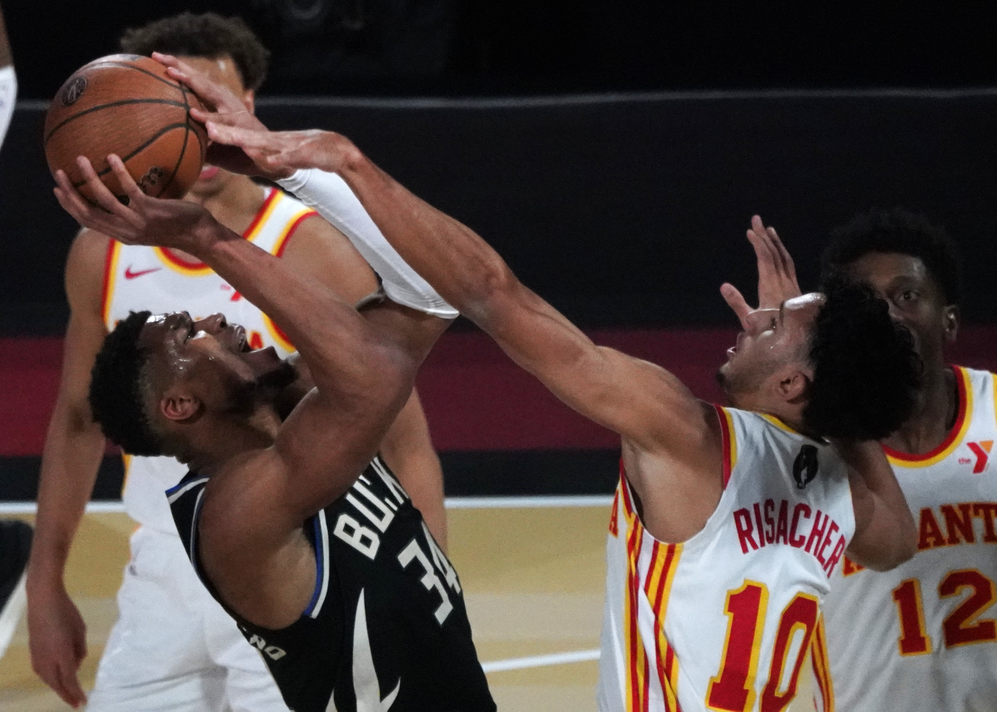 爱游戏登陆入口费德勒连续十场比赛得分超过赛事规则更新，雄鹿挑战极限！(费德勒比赛2020)