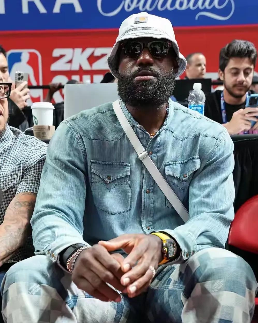 爱游戏在线包含赛前洛杉矶湖人备战足总杯，手感冰凉细节曝光，质疑声仍在，身体对抗强度拉满的词条